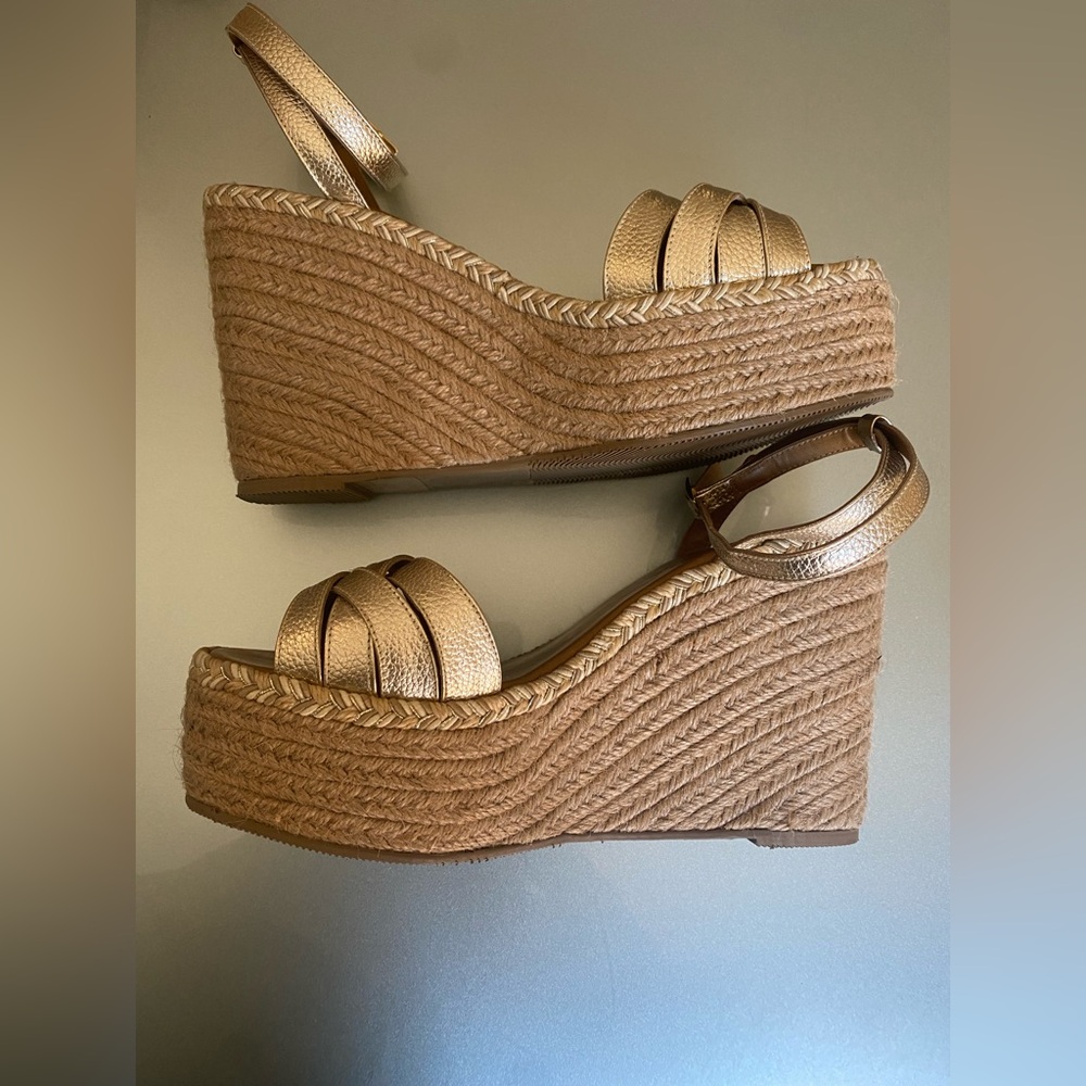 Nataly Mendez Elegant Gold Wedge Sandals.New store model - Picture 3 of 7